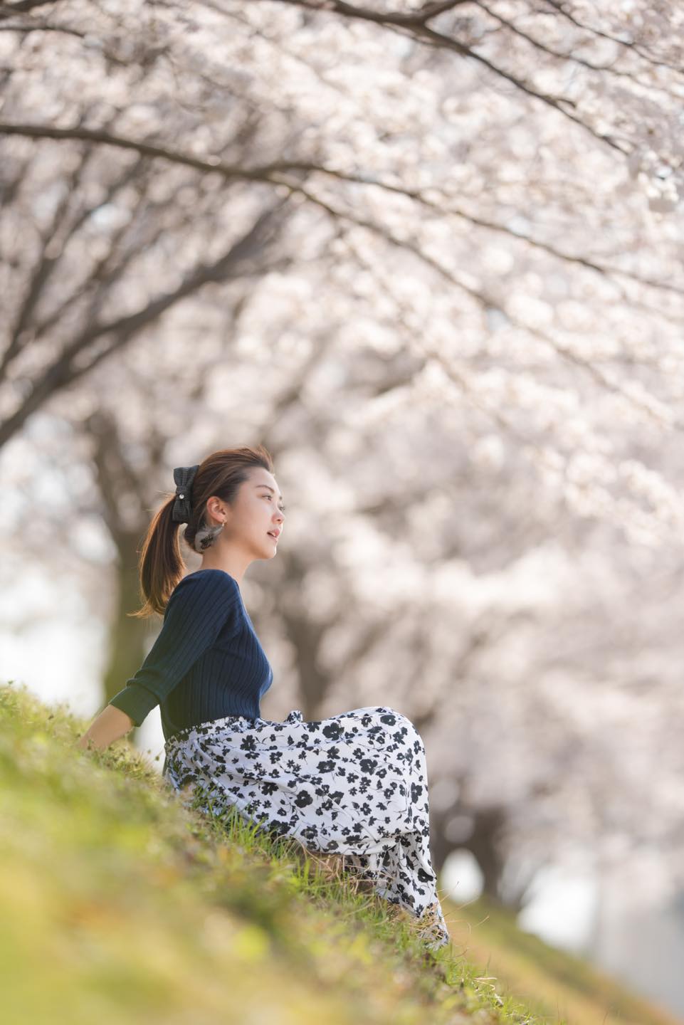 桜を背景にしたポートレート撮影