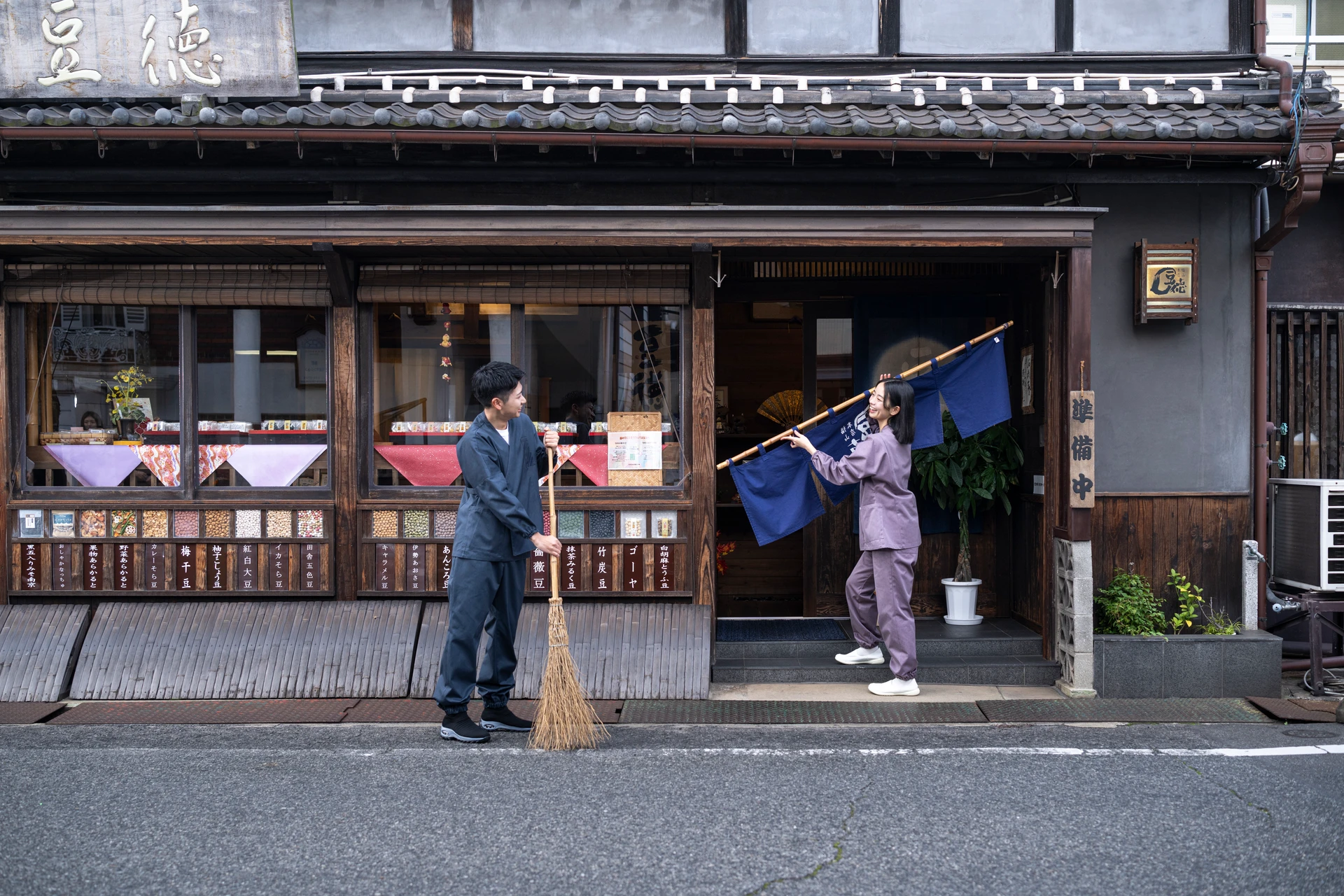 町家の店先で支度をするスタッフ