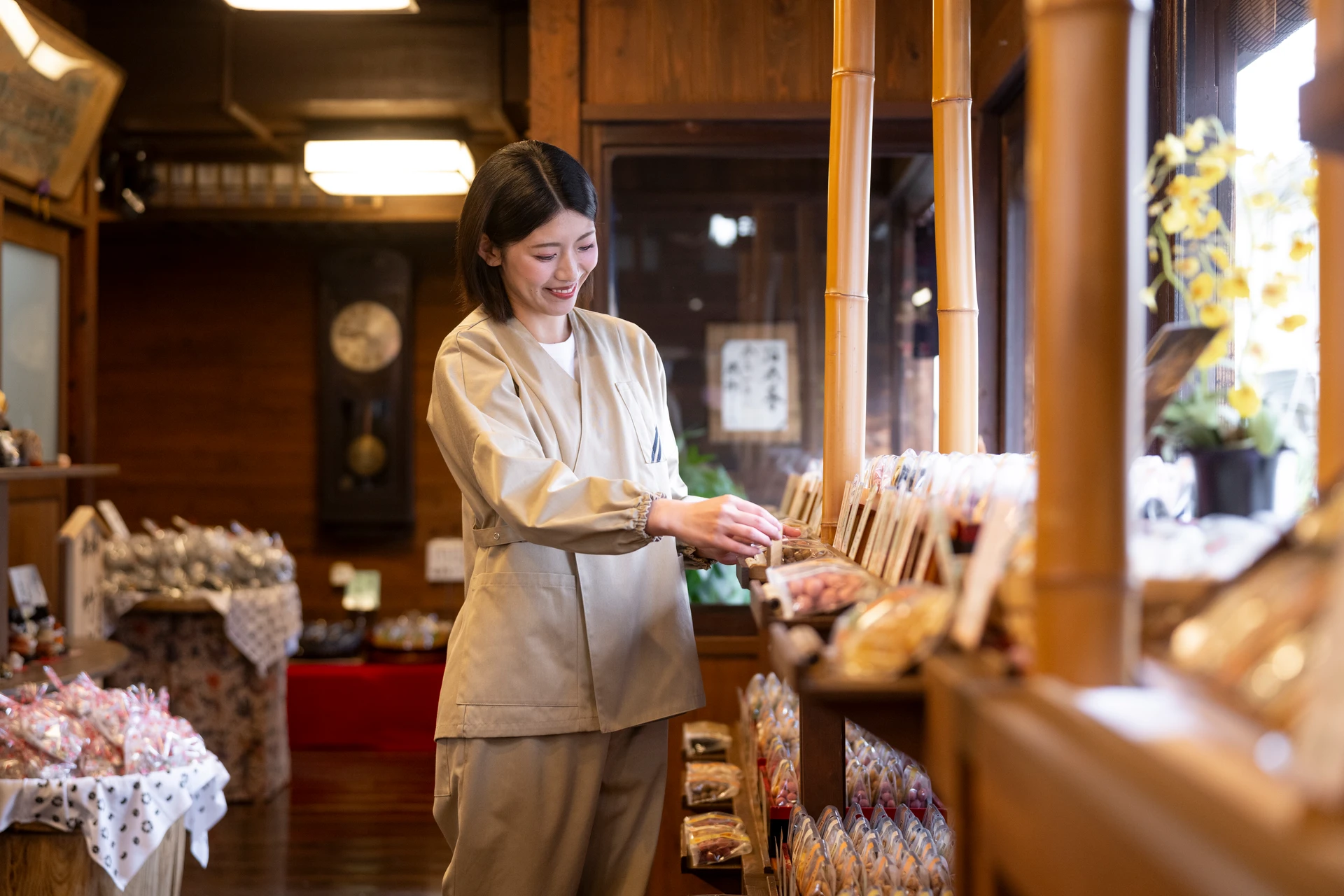 商品棚の前で品出しをする女性