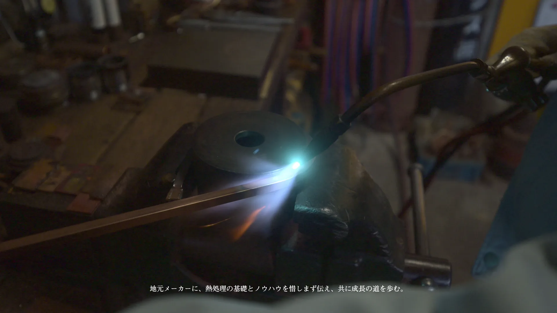 金属を扱う火花のマクロ撮影