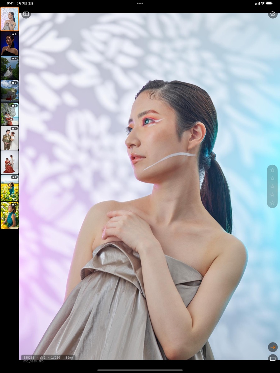 ShotTetherProの全画面ビューア（iPad）。左にサムネ列、右に★評価、下にEXIF。